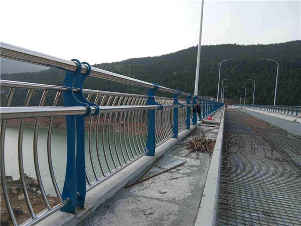 三亚不锈钢桥梁护栏的特点及其在桥梁安全中的重要作用